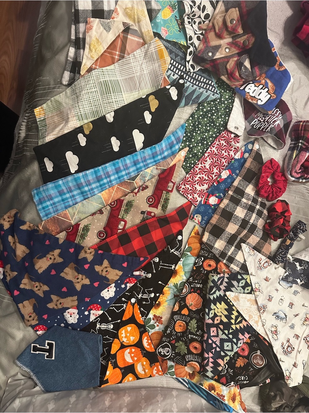 Bubdle of about 25-30 dog bandanas varying sizes everything pictured included